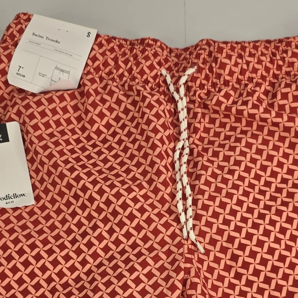 Goodfellow & Co Men's Geometric Coral Swim Trunks Size Small NWT CH-3276